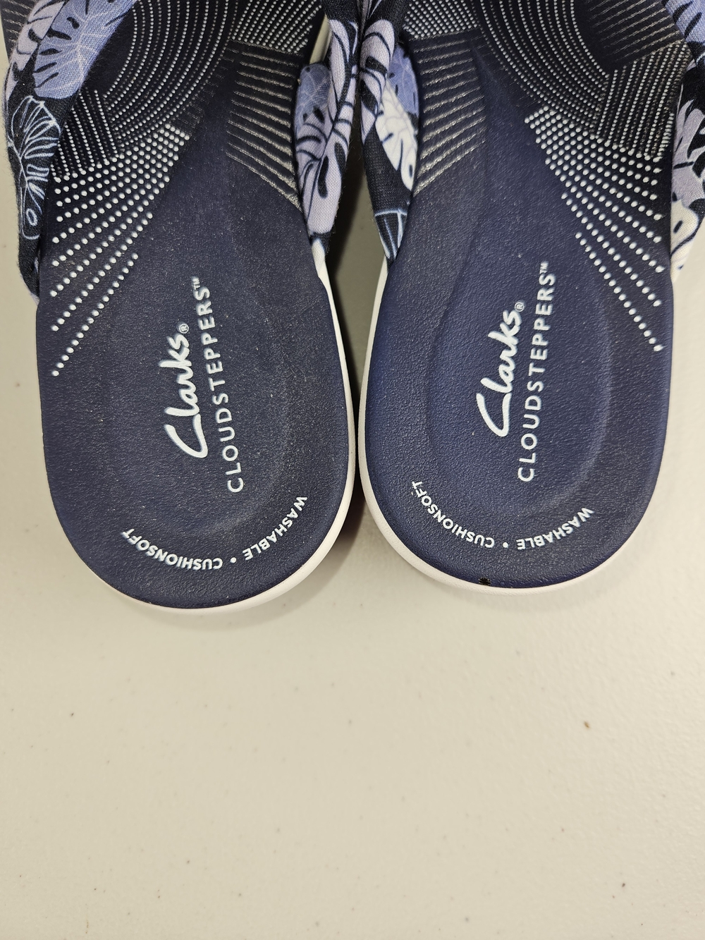 Brand New Size 9 Clarks Cloudsteppers Navy Floral Thong Sandals - Women - Picture 4 of 9